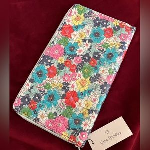 NWT Vera Bradley Personal Travel Organizer “Far Out Floral”